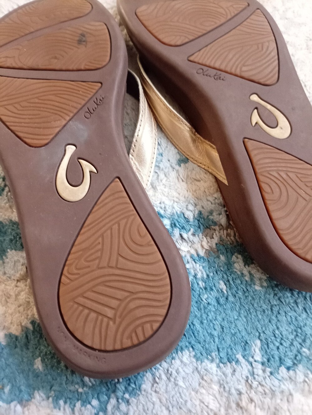 Olukai Gold Leather Flip Flops Size 10 - Picture 3 of 4